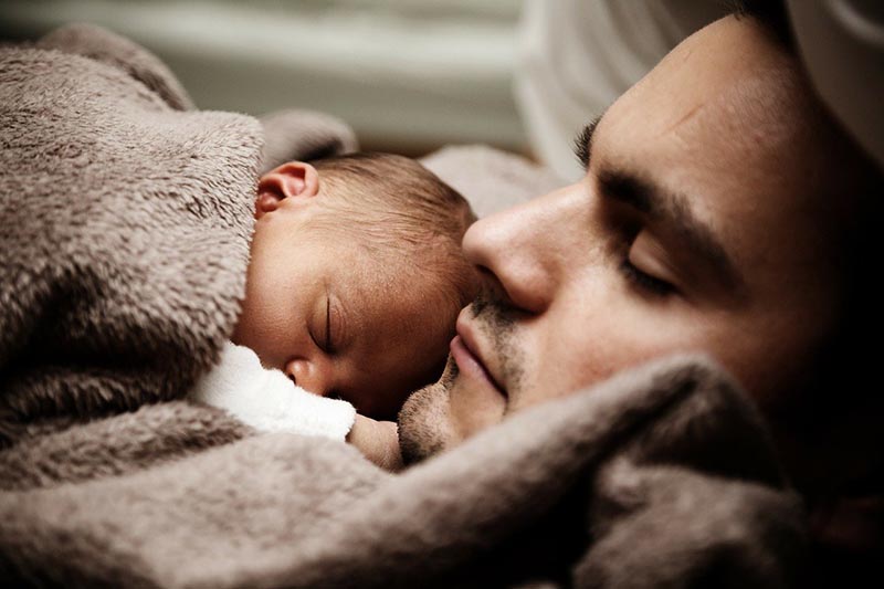 padre con su hijo durmiendo